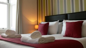 In-room safe, desk, free WiFi, bed sheets - The Home Arms Guesthouse (Eyemouth)