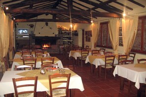 Petit déjeuner et dîner servis sur place, vue sur le jardin
