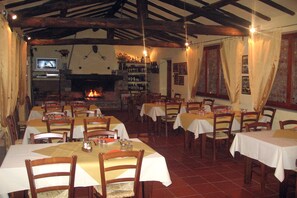 Serviço de café da manhã, culinária italiana, vistas para o jardim 