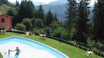 Piscine extérieure (ouverte en saison), parasols de plage