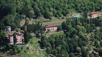 Una vista aerea di una proprietà con diversi edifici immersi nel verde.