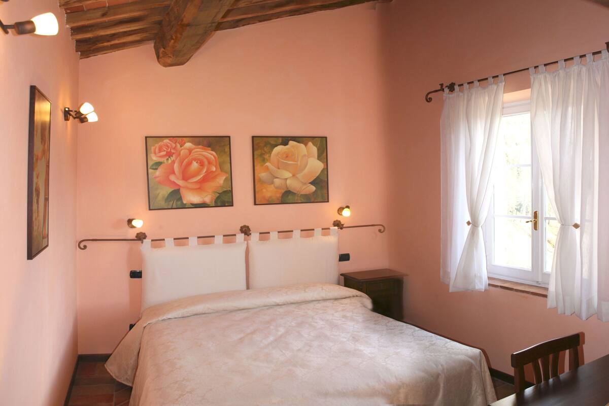 Habitación doble, 1 cama de matrimonio, vistas al valle | Tabla de planchar con plancha, cunas (de pago), ropa de cama