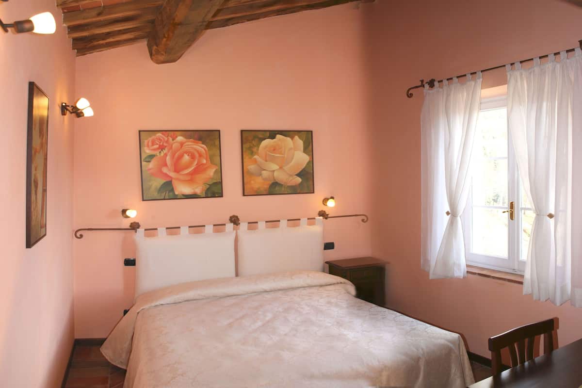 Tweepersoonskamer, 1 queensize bed, uitzicht op vallei | Een strijkplank/strijkijzer, babybedden (toeslag), beddengoed