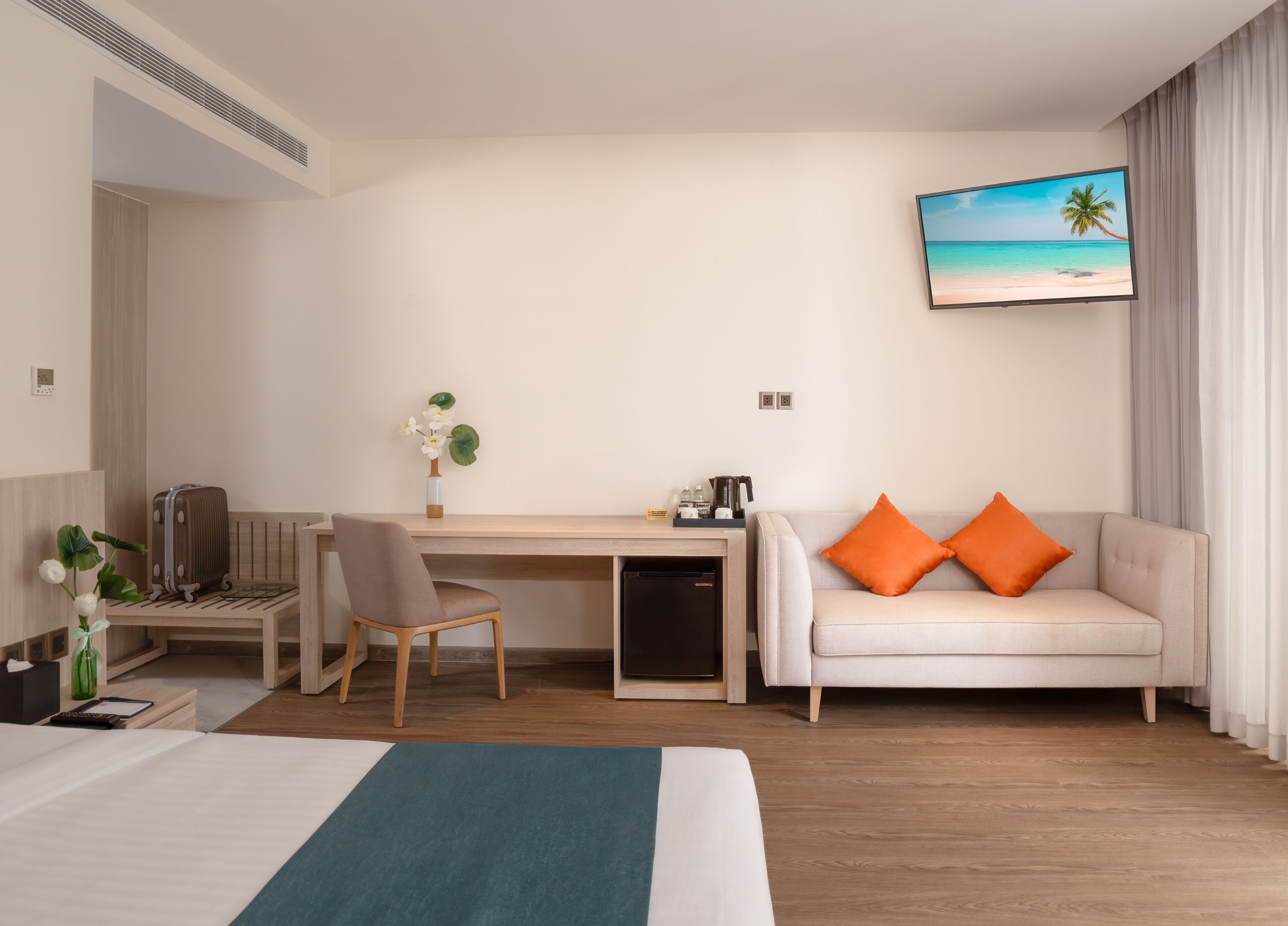 Premium bedding, in-room safe, desk, blackout drapes