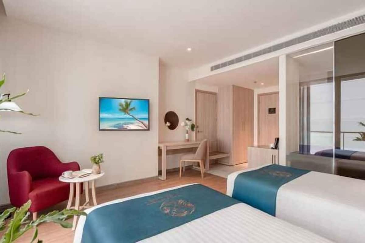 Ropa de cama de alta calidad y caja de seguridad en la habitación