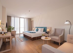 Hochwertige Bettwaren, Zimmersafe, Schreibtisch, Verdunkelungsvorhänge