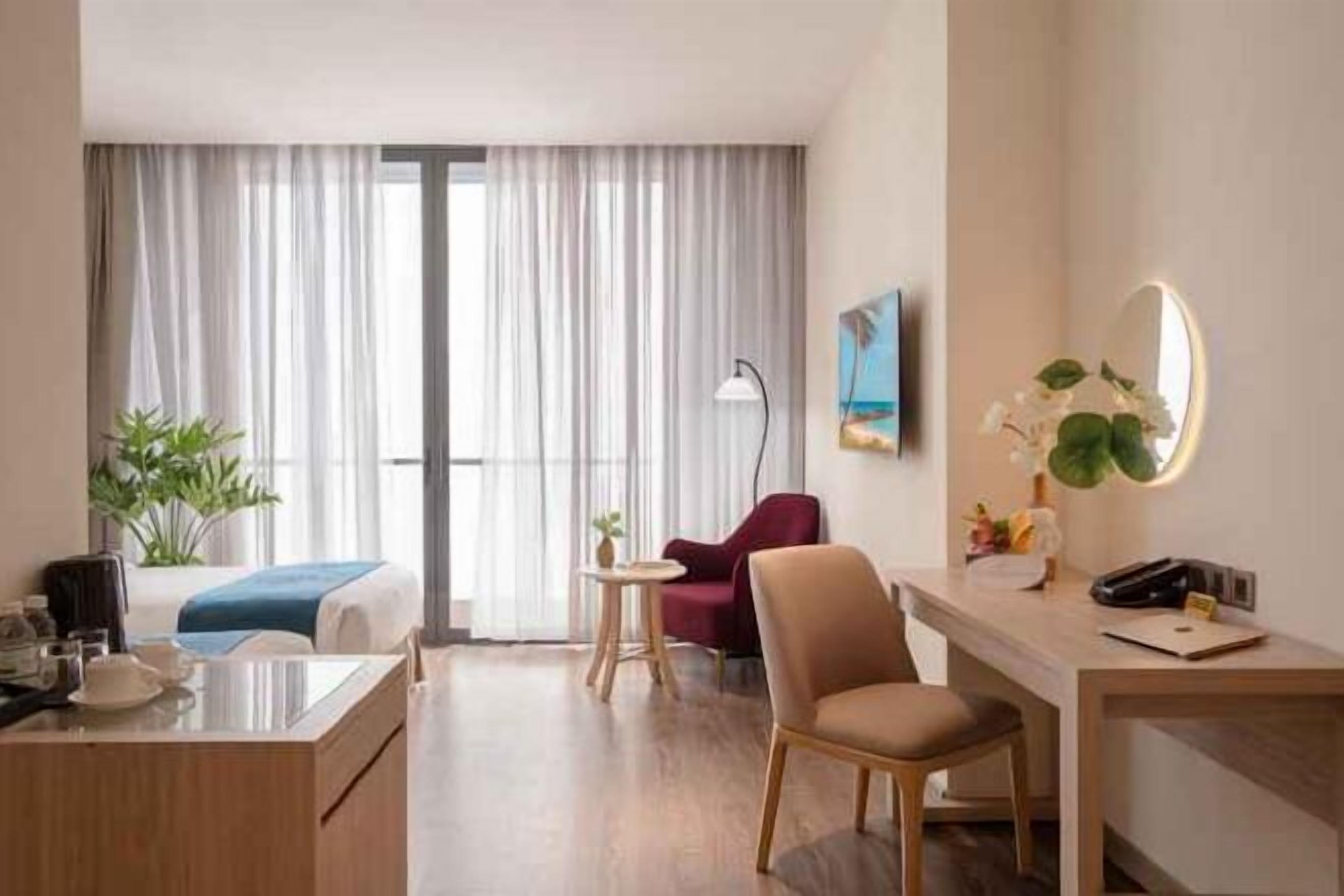 Premium bedding, in-room safe, desk, blackout curtains
