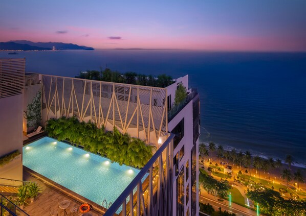 Outdoor pool, pool umbrellas, pool loungers - Art Nest Hotel Nha Trang (Nha Trang)