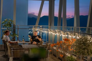 Piscina all'aperto, ombrelloni da piscina, lettini