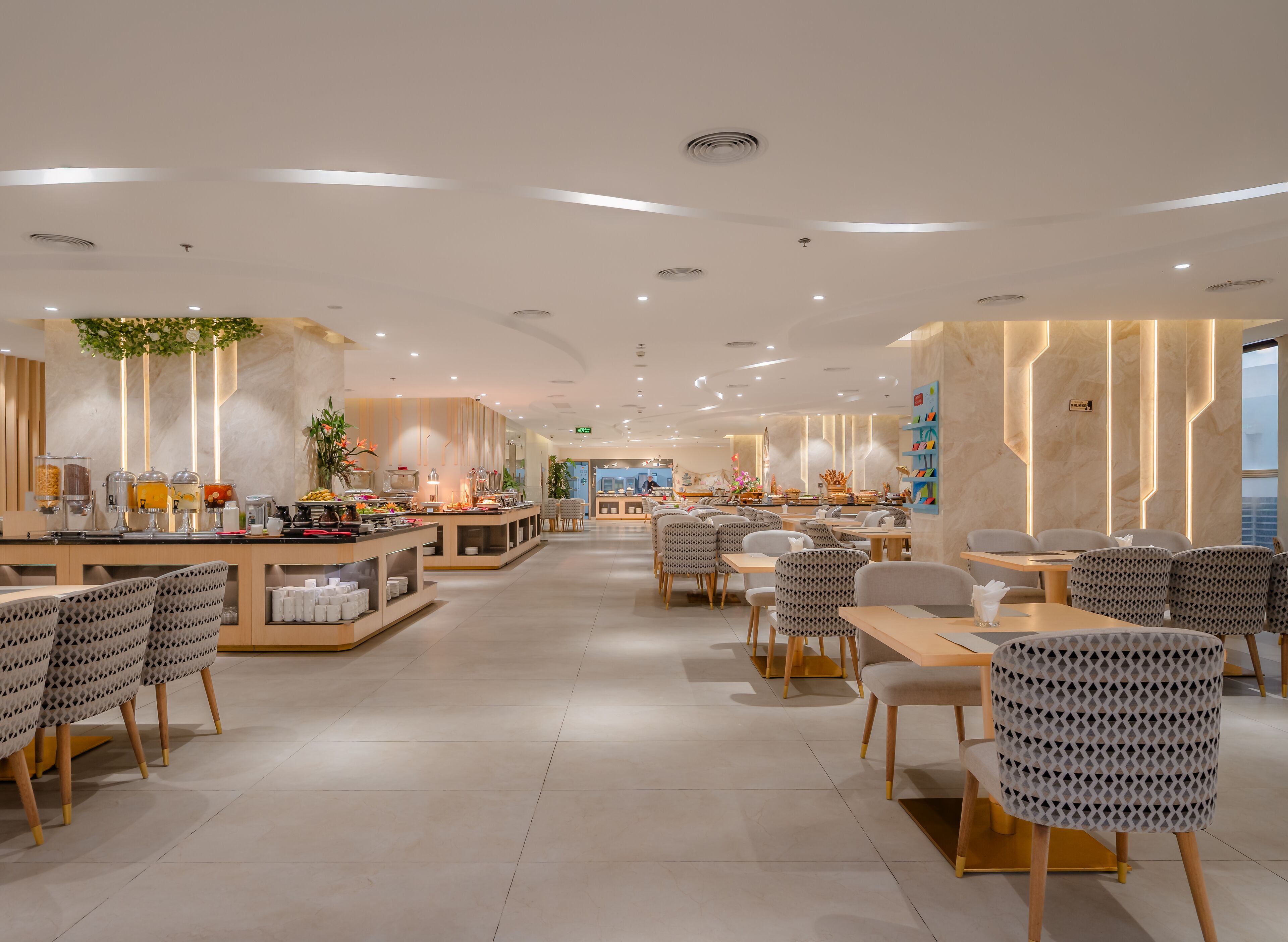 فطور من الأطباق المحلية مجانًا يوميًا