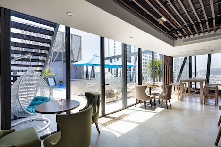 Bar junto a la piscina