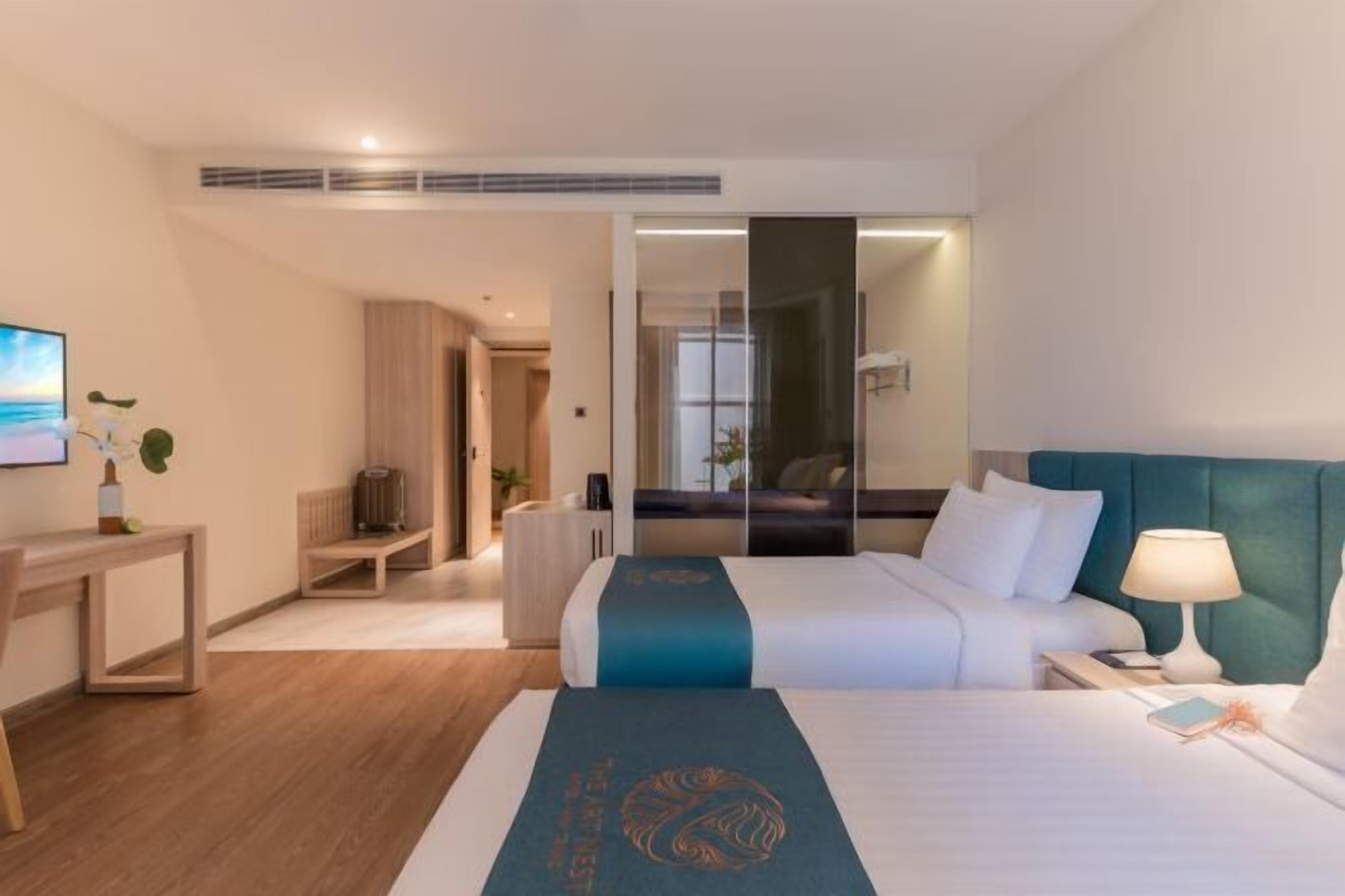 Premium bedding, in-room safe, desk, blackout drapes