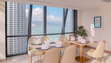 2 restaurants; breakfast, lunch and dinner served