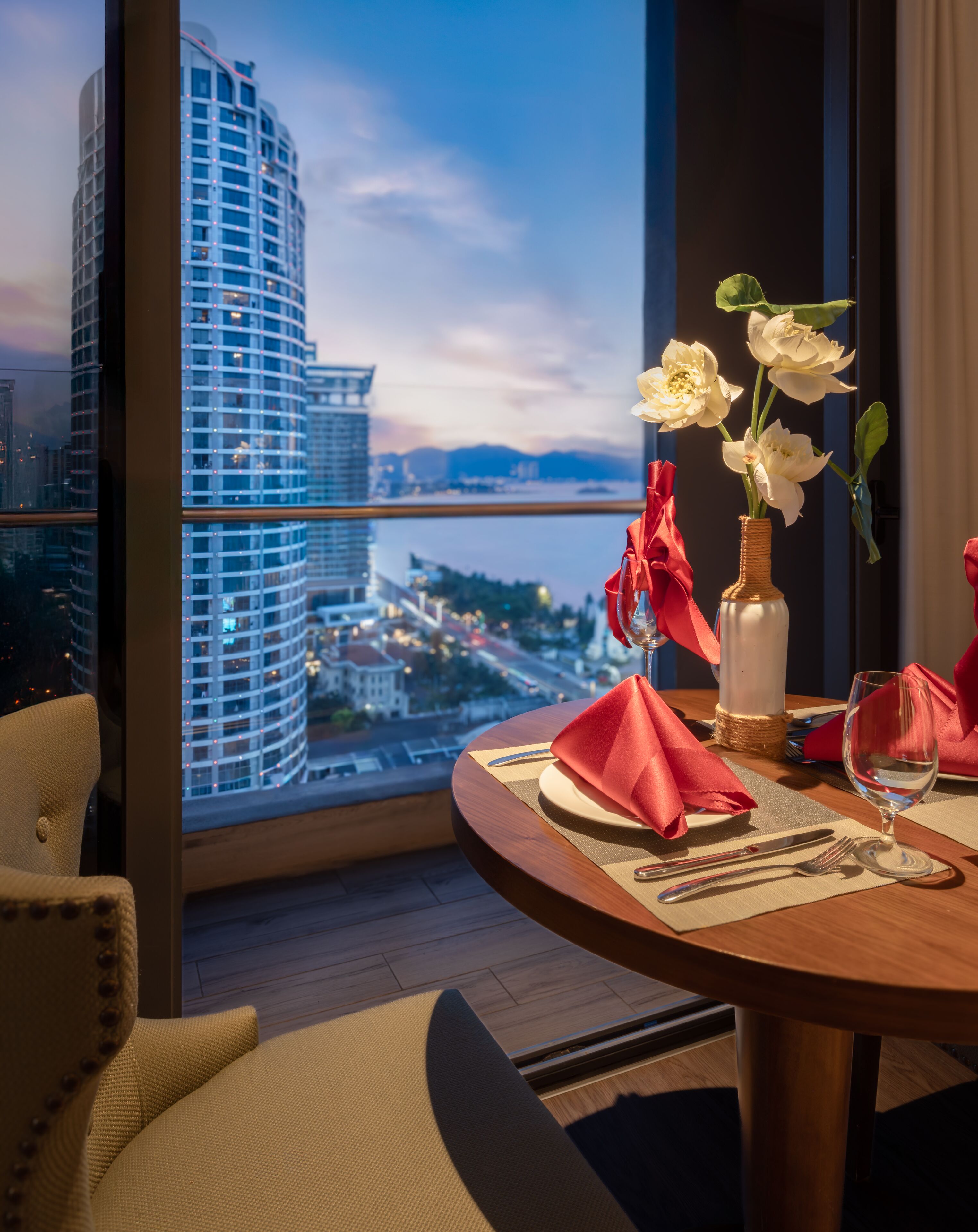 家庭套房, 2 间卧室, 阳台, 部分海洋景观 | 起居区 | 32-英寸液晶电视 （配备收费电视频道）、电视