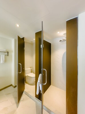 ห้องแฟมิลี่สวีท, 2 ห้องนอน, ระเบียง, เห็นวิวมหาสมุทรบางส่วน | ห้องน้ำ | ฝักบัว, ไดร์เป่าผม, เสื้อคลุมอาบน้ำ, รองเท้าสวมภายในห้อง