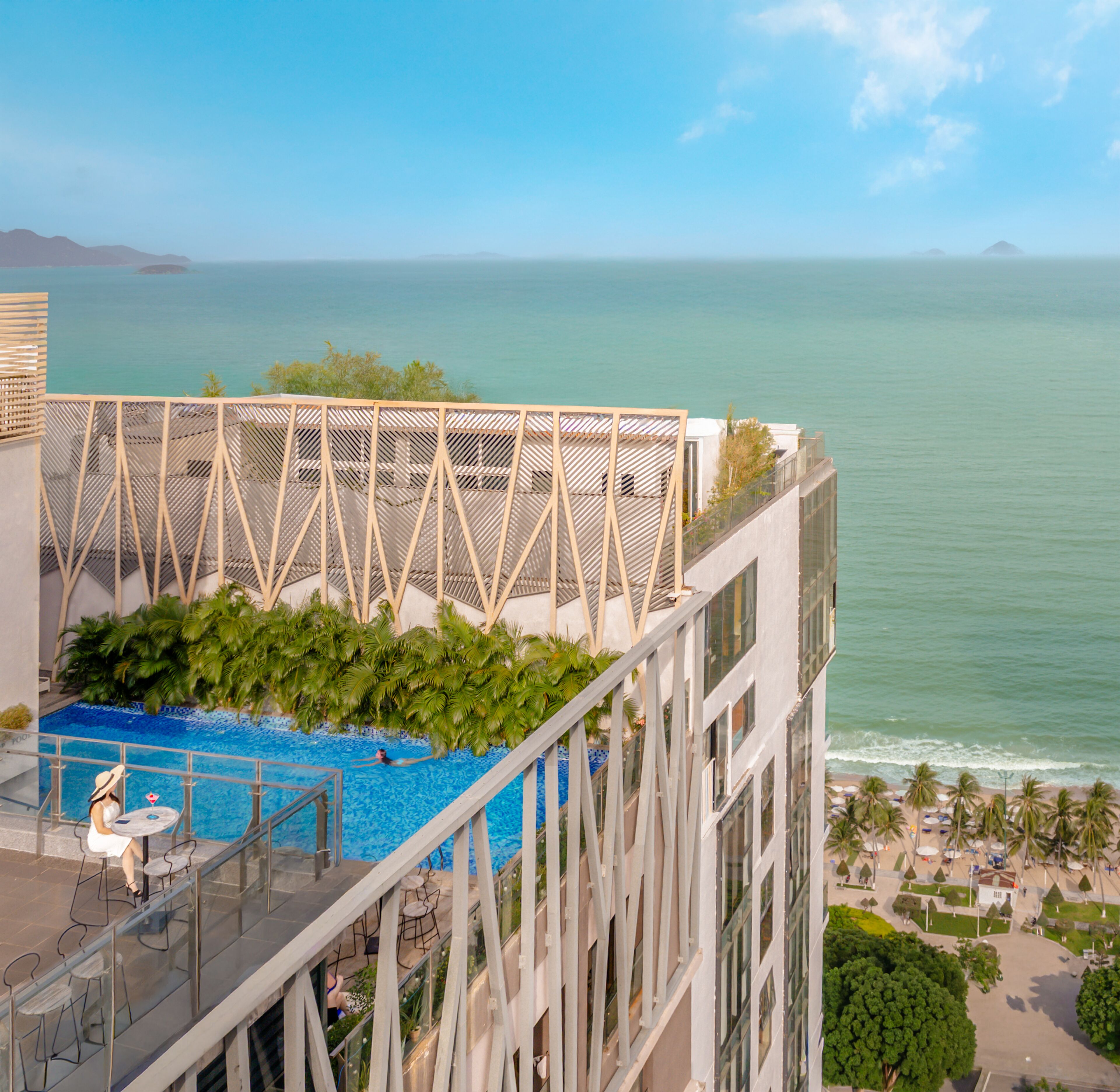 室外游泳池，池畔遮阳伞，日光浴躺椅