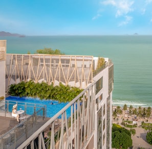 Outdoor pool, pool umbrellas, pool loungers - Art Nest Hotel Nha Trang (Nha Trang)