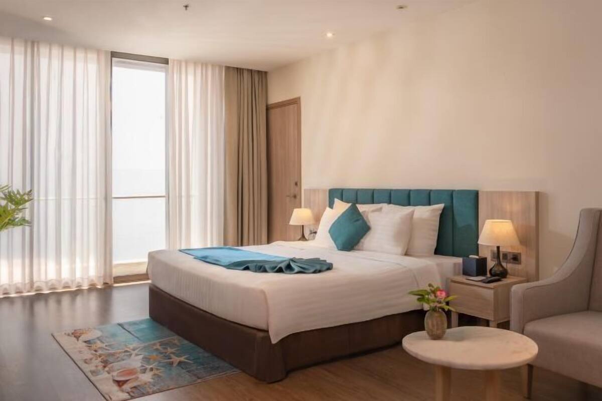 Premium bedding, in-room safe, desk, blackout curtains
