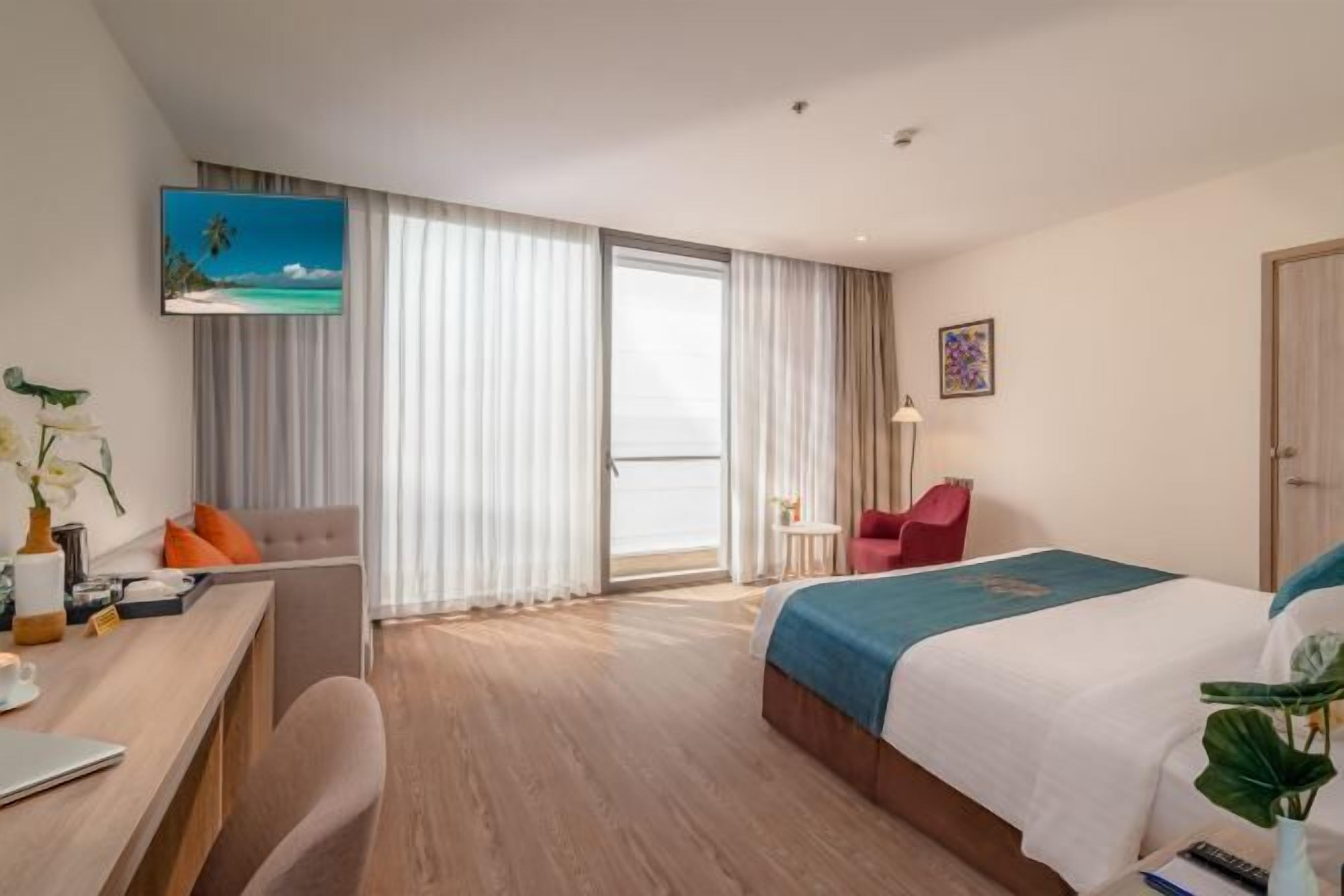 Premium bedding, in-room safe, desk, blackout drapes