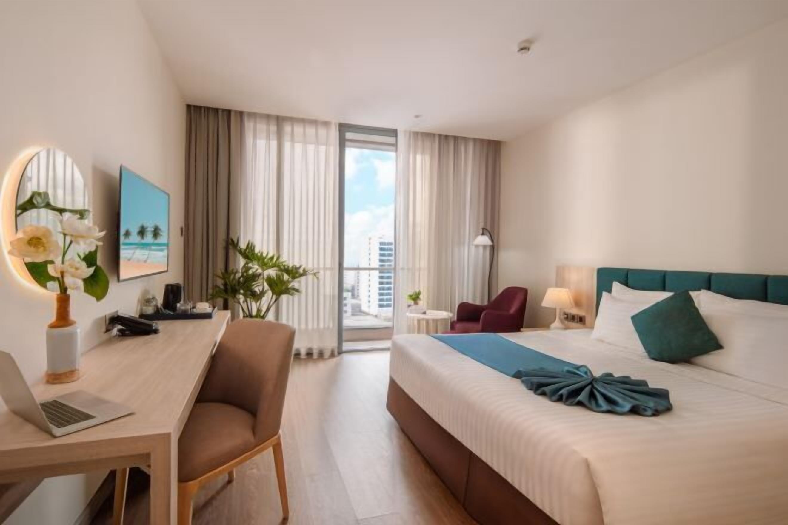 Premium bedding, in-room safe, desk, blackout drapes