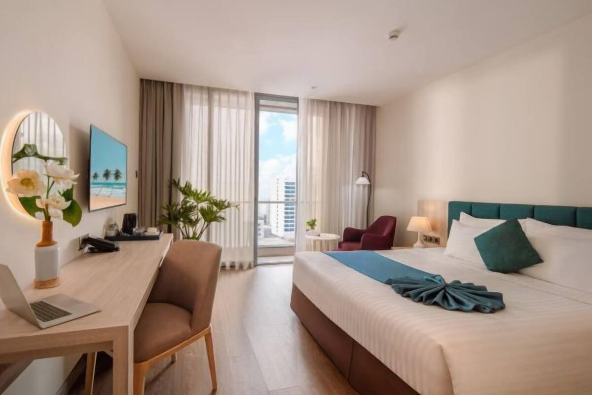 Premium bedding, in-room safe, desk, blackout drapes