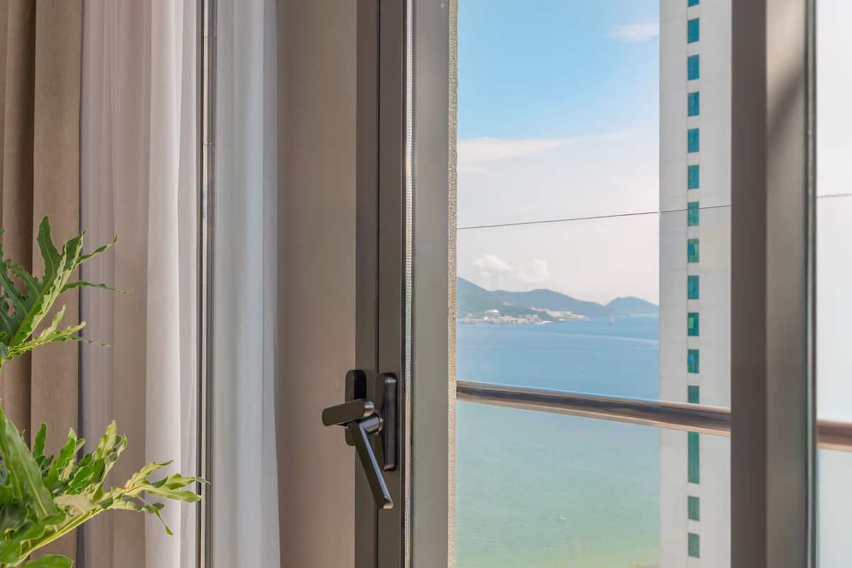 Chambre Junior, 1 très grand lit, balcon, vue partielle sur la mer