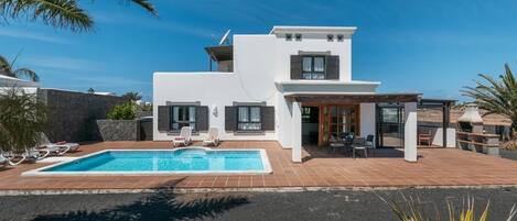 حمّام سباحة مُدفَّأ