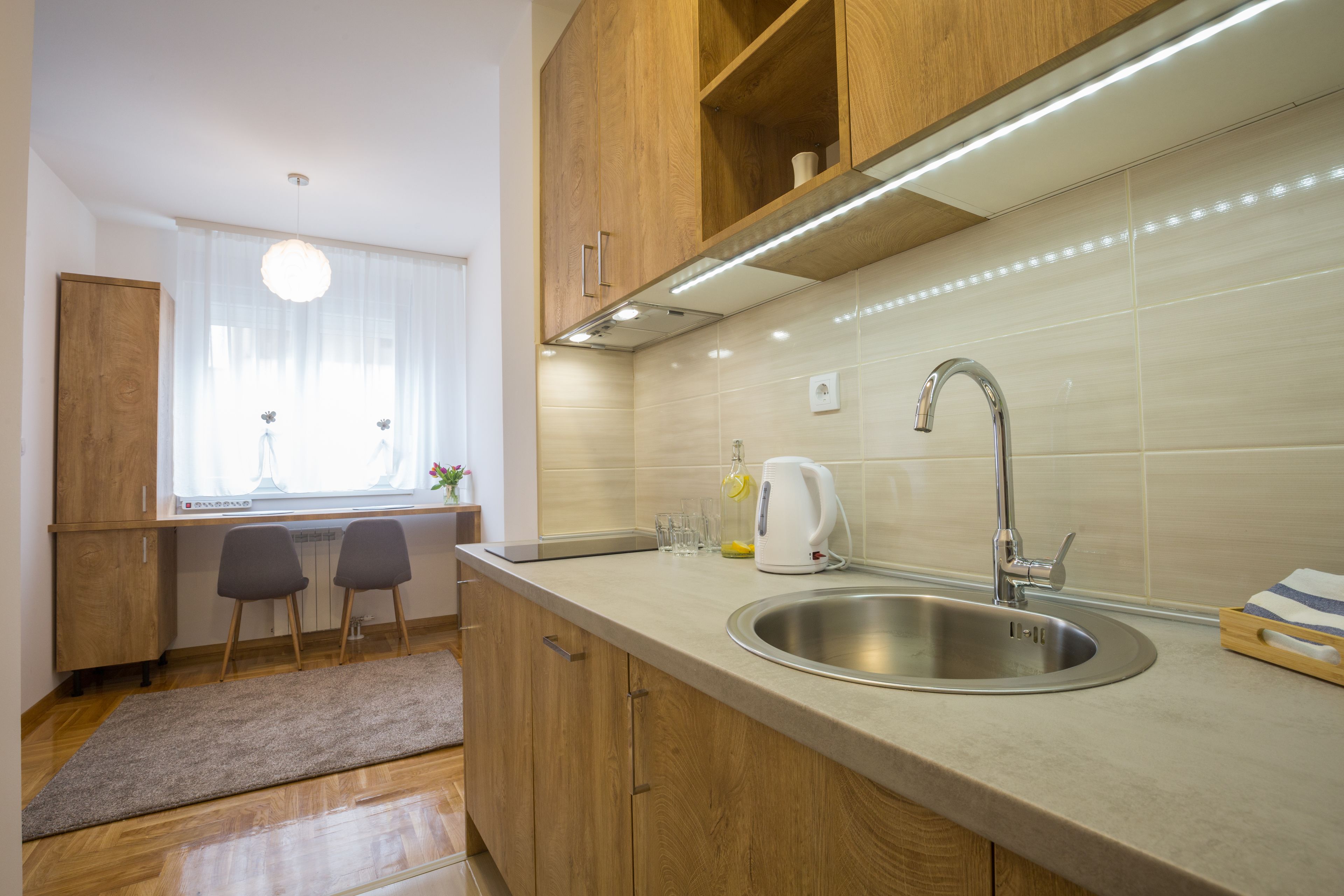 Refrigerador, lavavajillas, cafetera/tetera, tetera/pava eléctrica