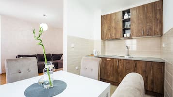 Apartment, 1 Katil Ratu (Queen) dengan Katil Sofa, Non Smoking, Balcony | Dapur peribadi | Peti sejuk, mesin basuh pinggan mangkuk, pembancuh kopi/teh