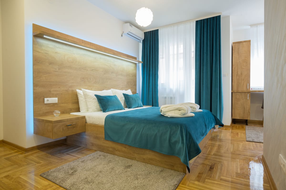 Studio, 1 Queen Bed, Non Smoking, Balcony | Premium bedding, minibar, in-room safe, individually decorated