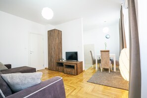 公寓, 1 張加大雙人床和 1 張沙發床, 非吸煙房, 陽台 | 客廳 | 32-吋 LCD 液晶電視、數位頻道、電視