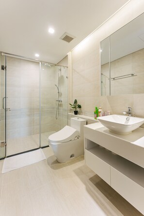 Standard Apartment, 2 Bedrooms, Bathtub | Bathroom | Combined shower/tub, rainfall showerhead, free toiletries, hair dryer - Shendo Vinhomes Metropolis (Hanoi)