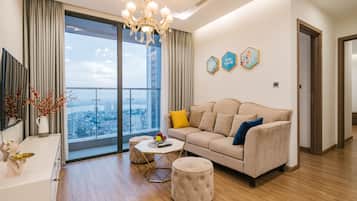 Family Apartment, 2 Bedrooms, Bathtub, Lake View | Living area