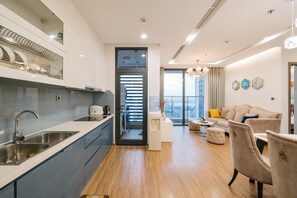 Family Apartment, 2 Bedrooms, Bathtub, Lake View | Private kitchen | Fridge, microwave, stovetop, rice cooker - Shendo Vinhomes Metropolis (Hanoi)