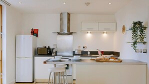 Departamento de lujo, 1 cama matrimonial, para no fumadores, vista a la ciudad | Cocina privada | Refrigerador y microondas