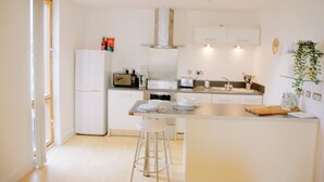 Departamento de lujo, 1 cama matrimonial, para no fumadores, vista a la ciudad | Cocina privada | Refrigerador y microondas