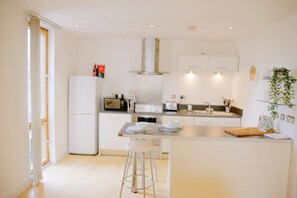 Luxury Apartment, 1 Double Bed, Non Smoking, City View | Private kitchen