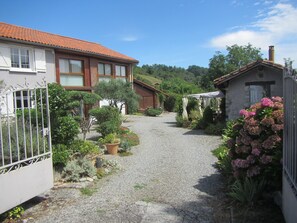 Courtyard - Loft Atypique (Villeneuve-de-Riviere)