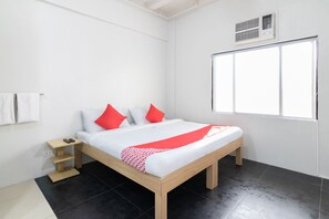 Free WiFi, bed sheets - OYO 136 Regal Residences (Quezon City)