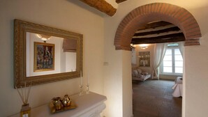 A room with a mirror, a fireplace, and a bed. - Bed & Breakfast Il Casale di Monserrato (Porto Azzurro)