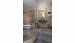 Double Room (Toledo) | Bathroom | Shower, hair dryer, bathrobes, slippers - Bed & Breakfast Il Casale di Monserrato (Porto Azzurro)