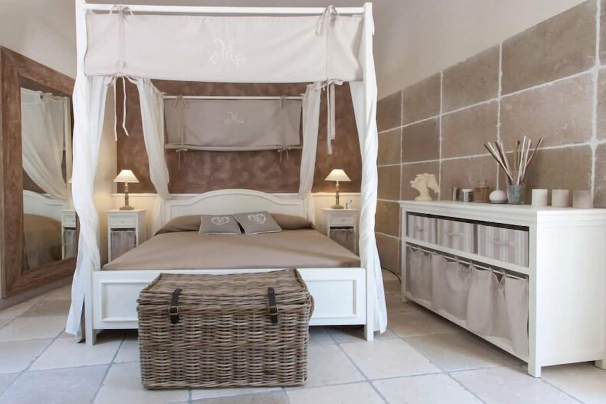 Kamar Double (Toledo) | Seprai premium, brankas, meja kerja, dan kedap suara
