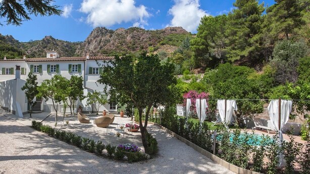 A villa with a garden, outdoor seating, and a pool. - Bed & Breakfast Il Casale di Monserrato (Porto Azzurro)