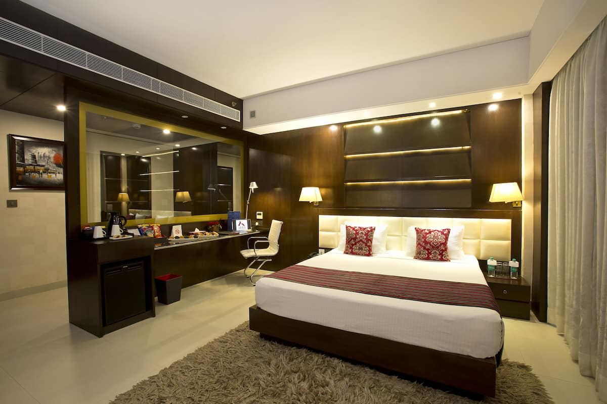Junior Suite, 1 King Bed, Smoking, City View