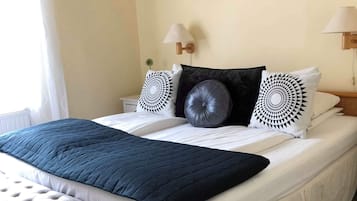 TvÄbÀddsrum | Skrivbord, gratis wi-fi och sÀngklÀder