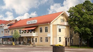 A two-story building with a red roof and a balcony, labeled as Hotel Bismarck.