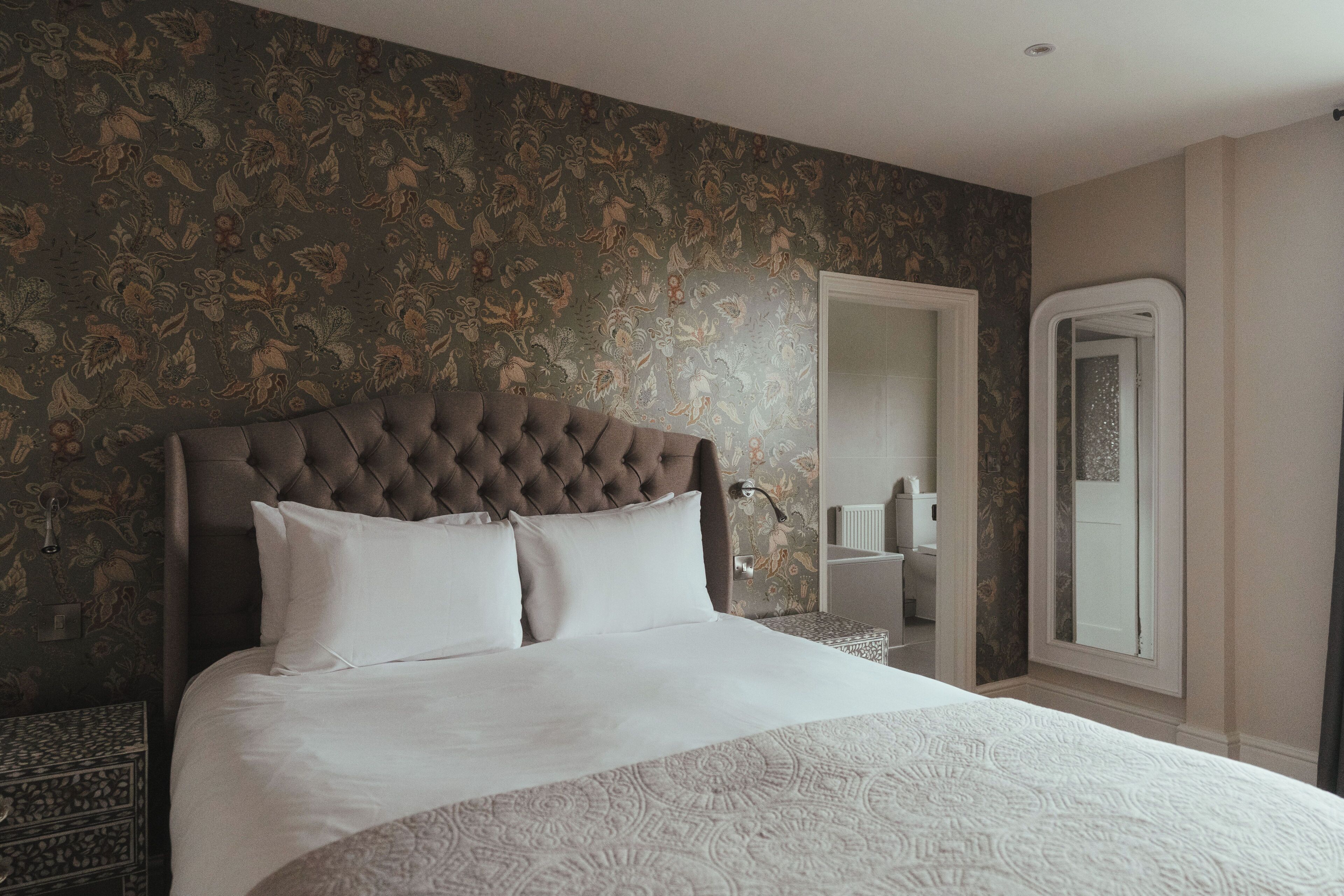 Deluxe-Doppelzimmer, mit Bad | Individuell dekoriert, individuell eingerichtet, Schreibtisch