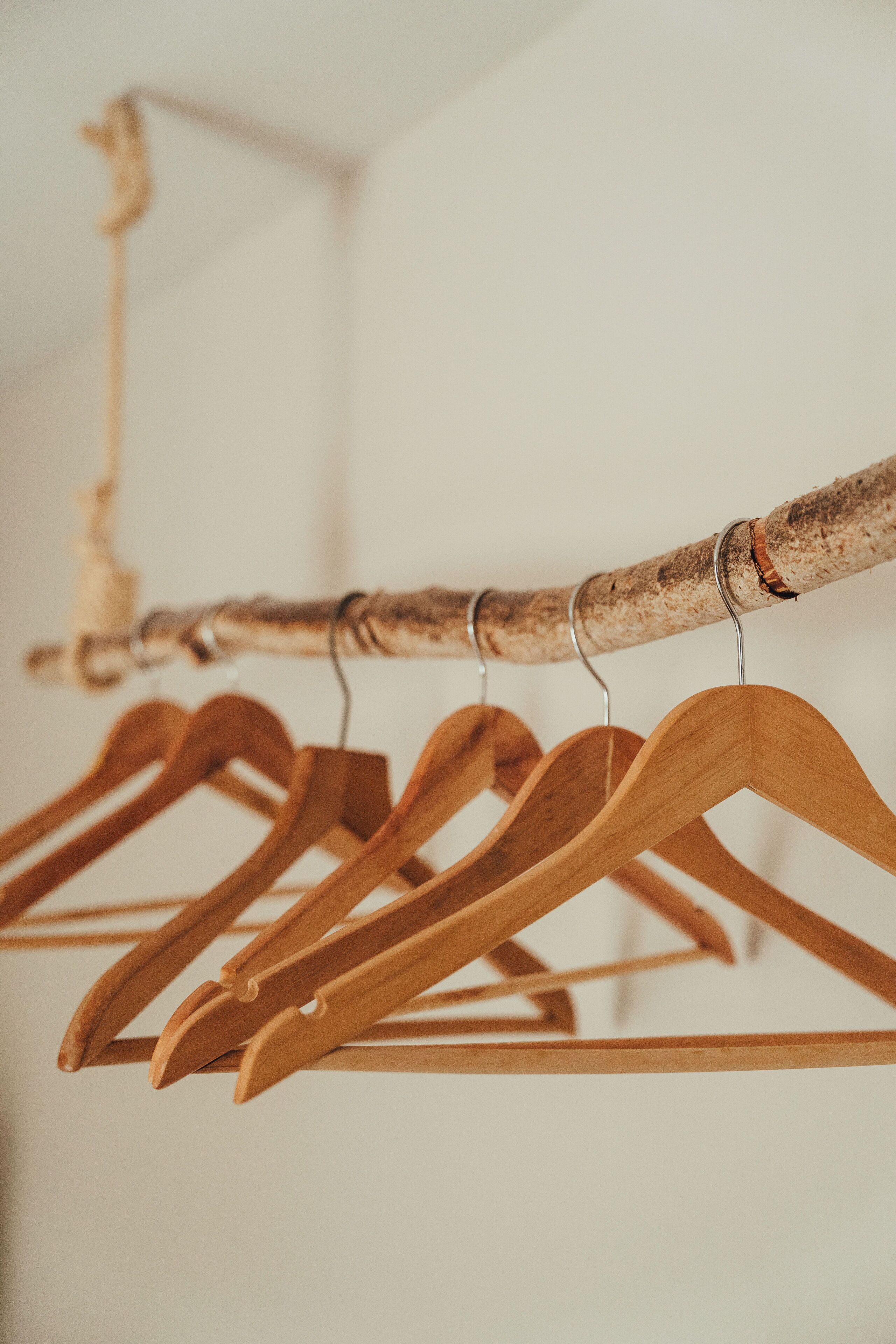 Un perchero de madera con varios ganchos.
