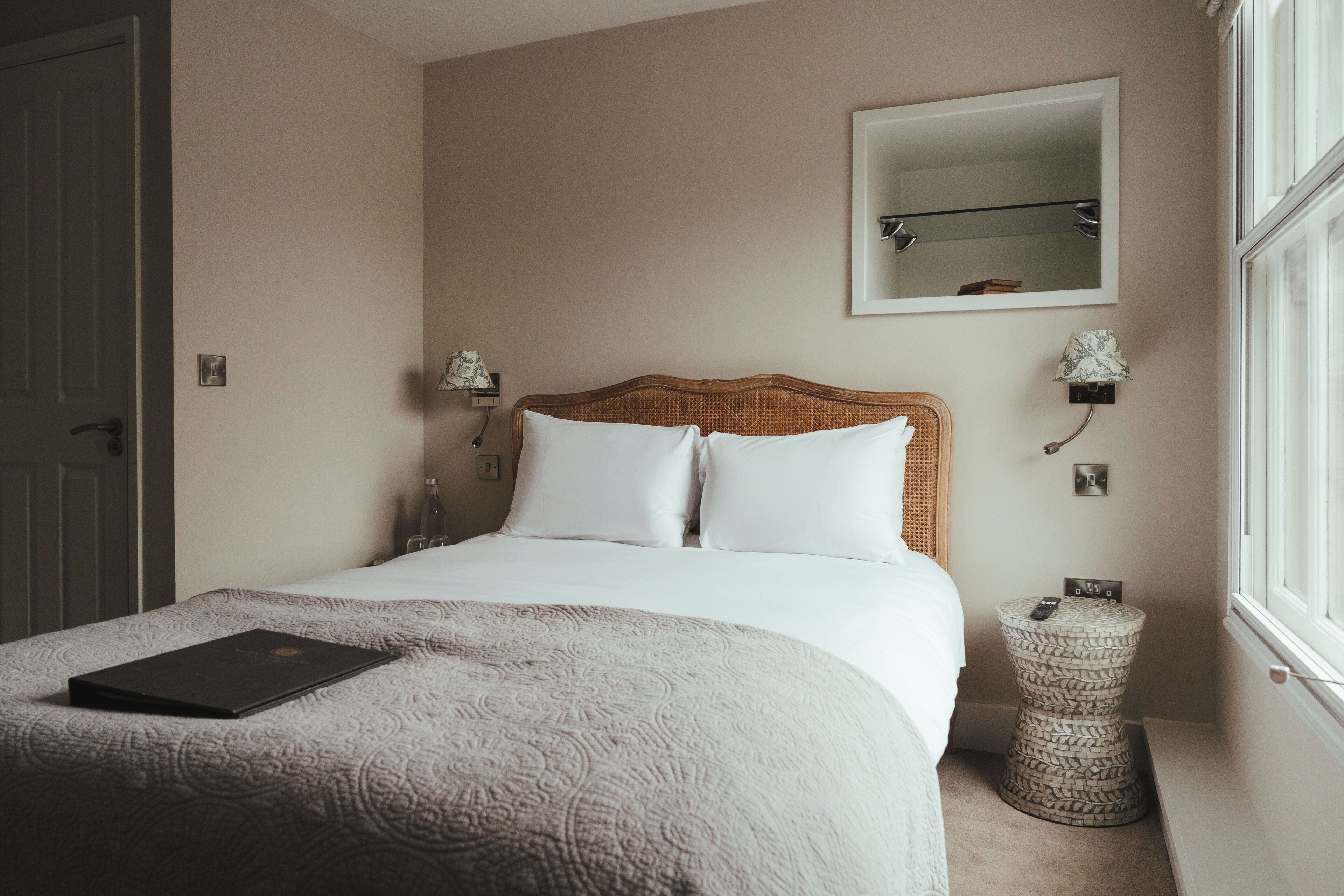 Deluxe Double Room, Ensuite | Individually decorated, individually furnished, desk, blackout drapes