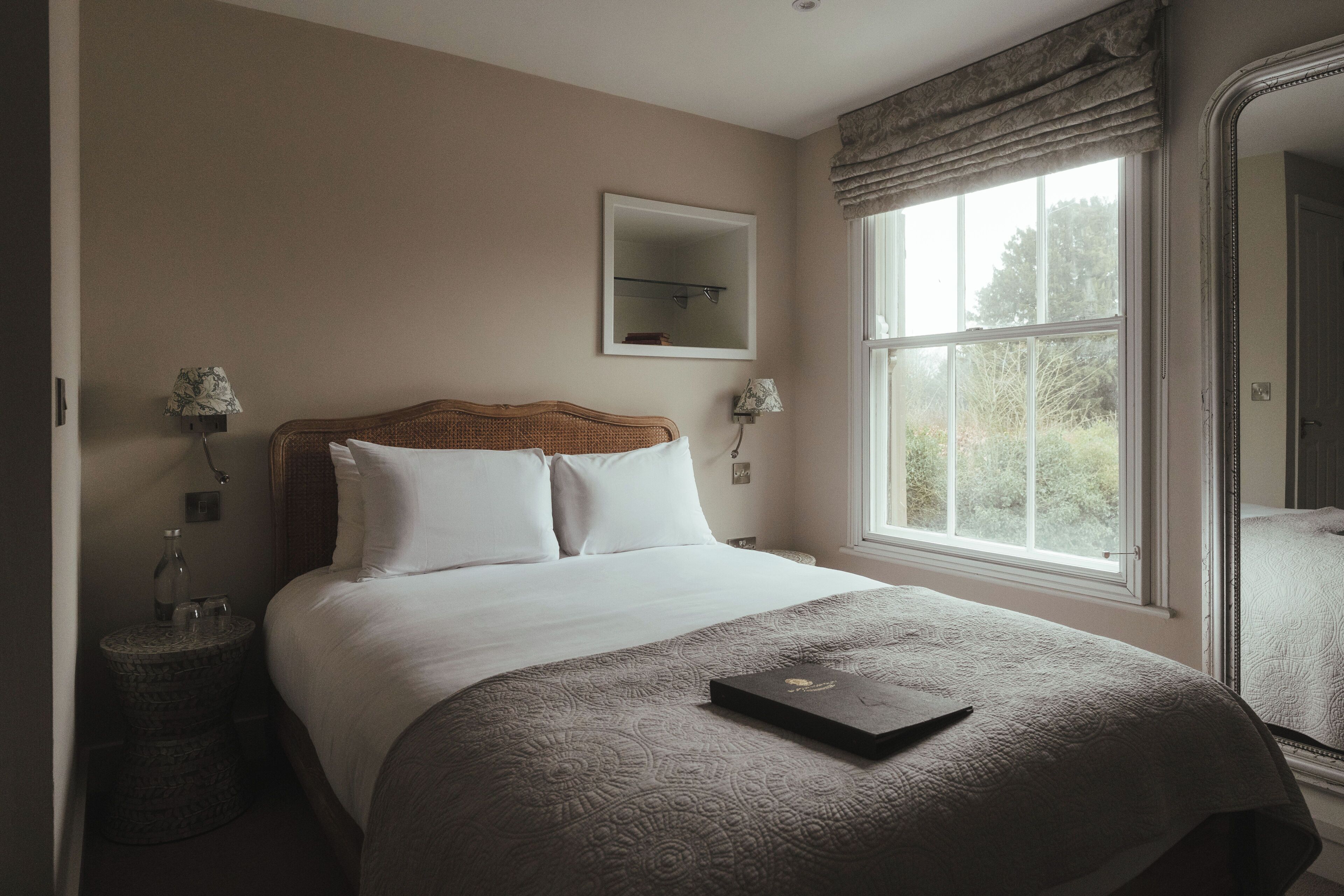 Deluxe Double Room, Ensuite | Individually decorated, individually furnished, desk, blackout drapes